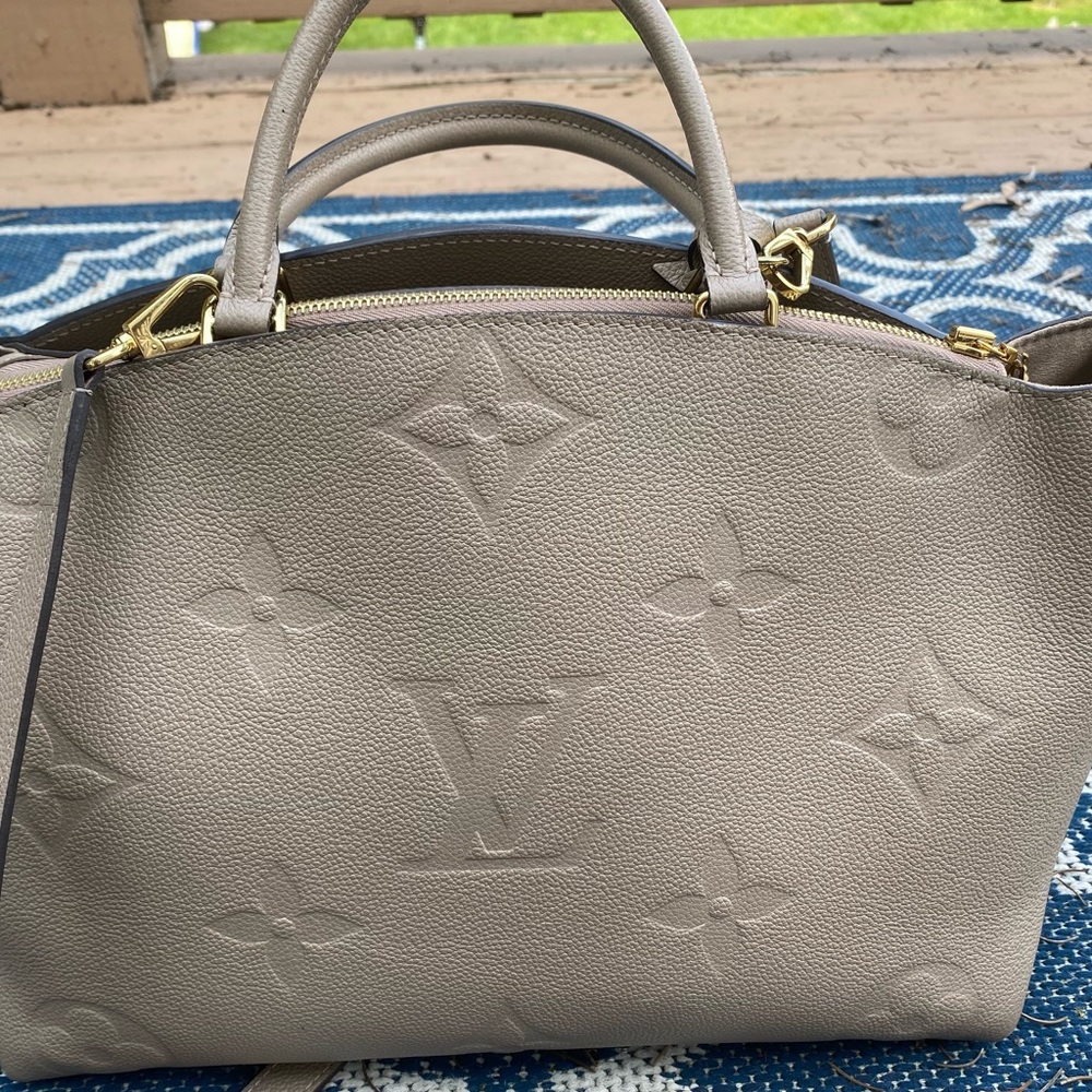 COPY - Louis Vuitton Grand Palais MM leather LV logo